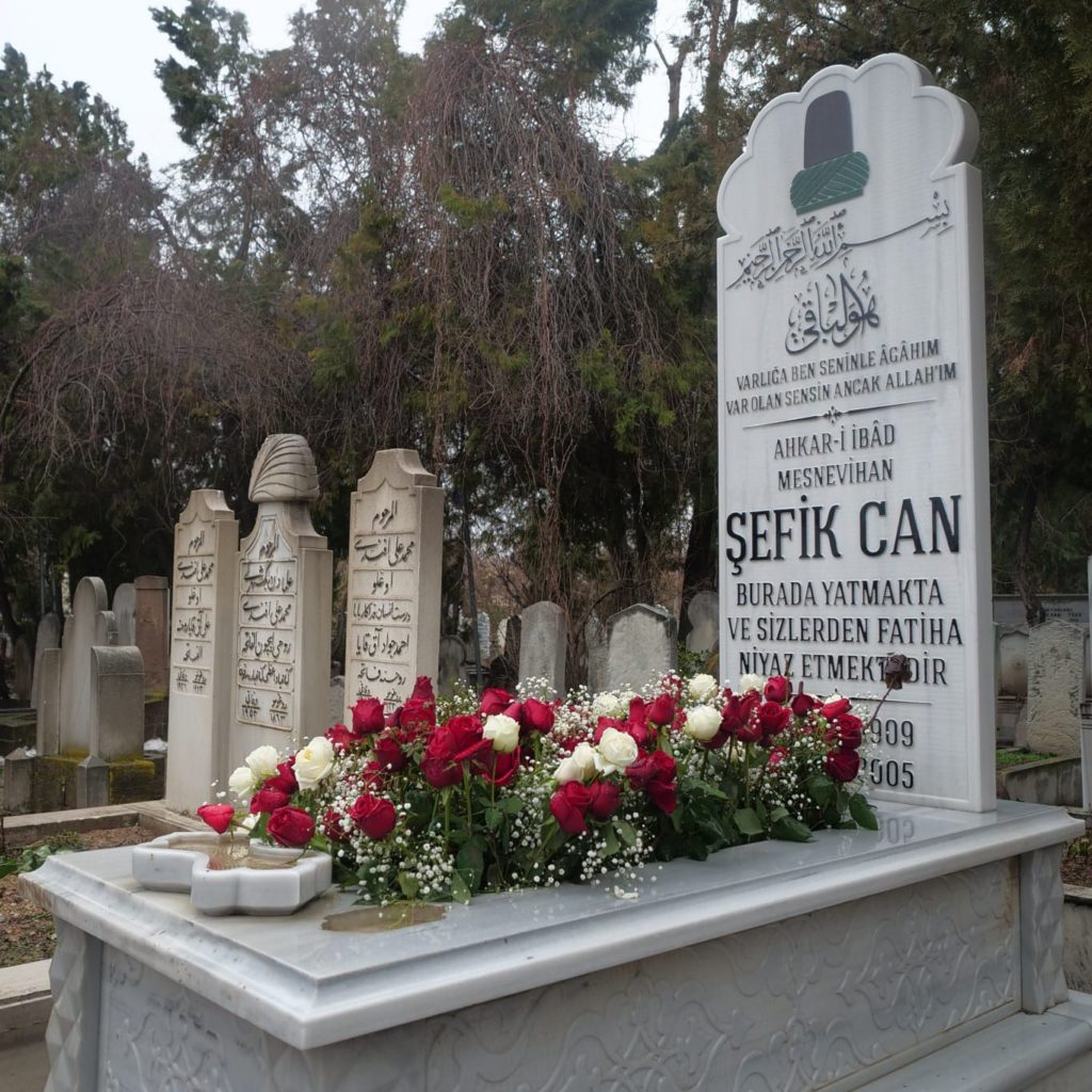 Şefik Can Dede Kabri Başında Yâd Edildi.